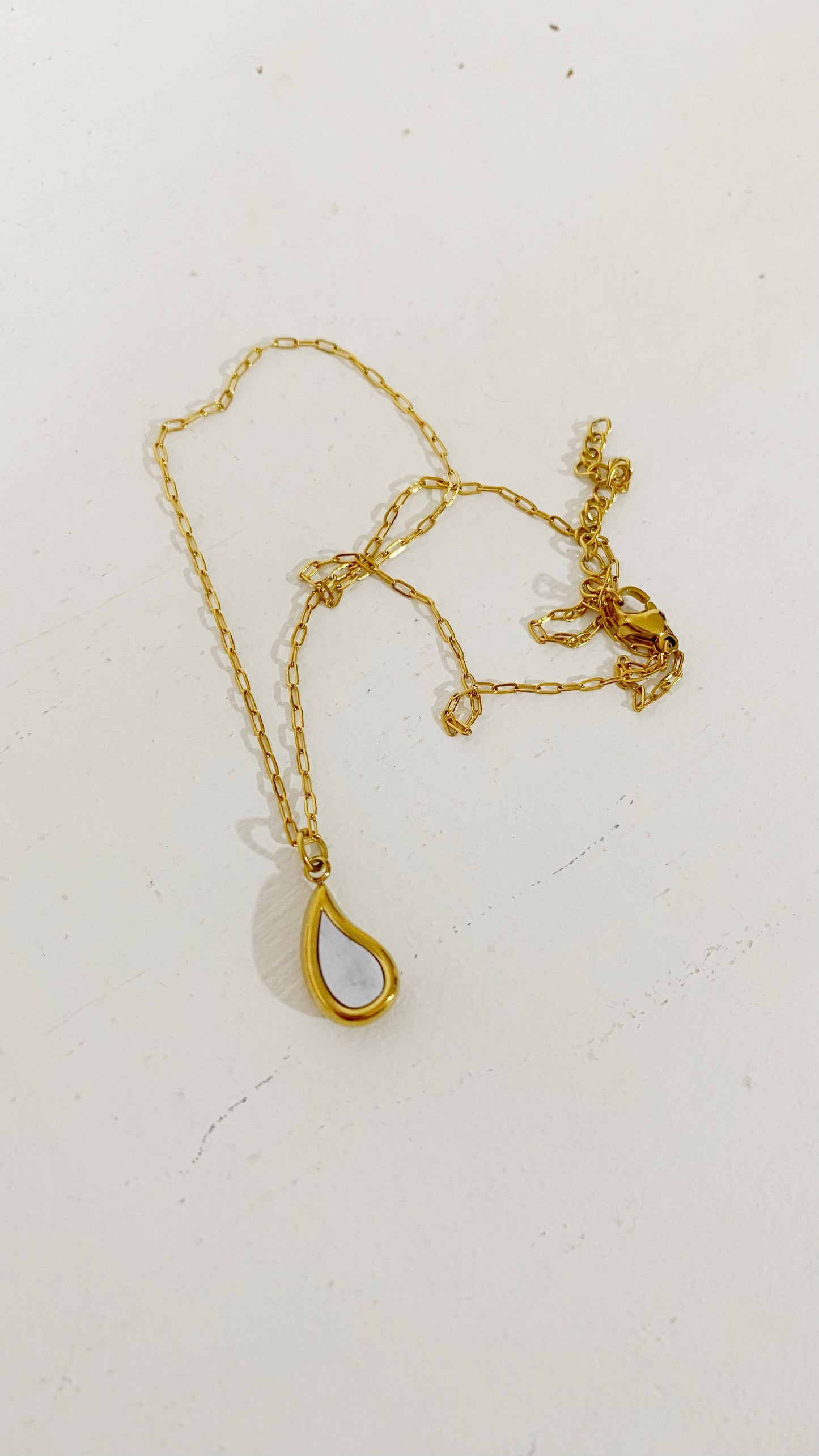 Cadena con gota blanca