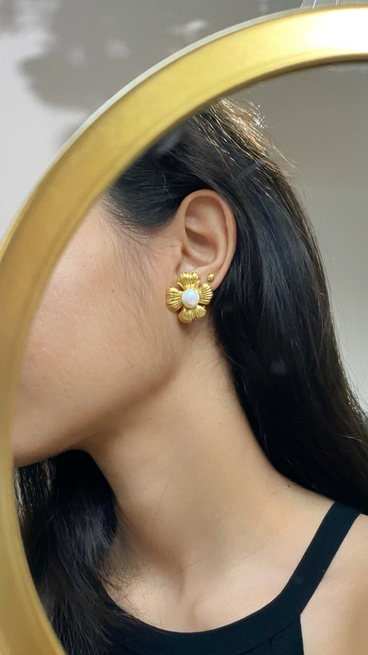 Aretes de flor con perla de río