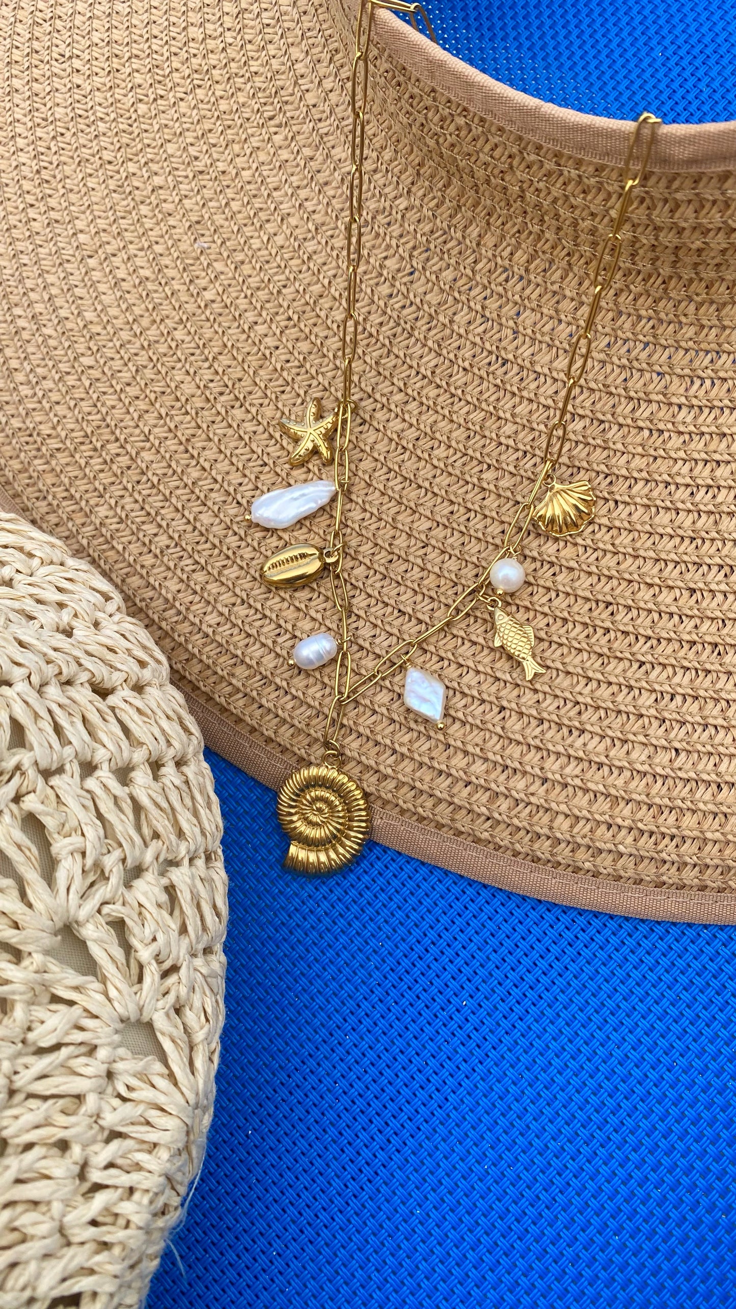 Cadena con perlas y dijes marinos