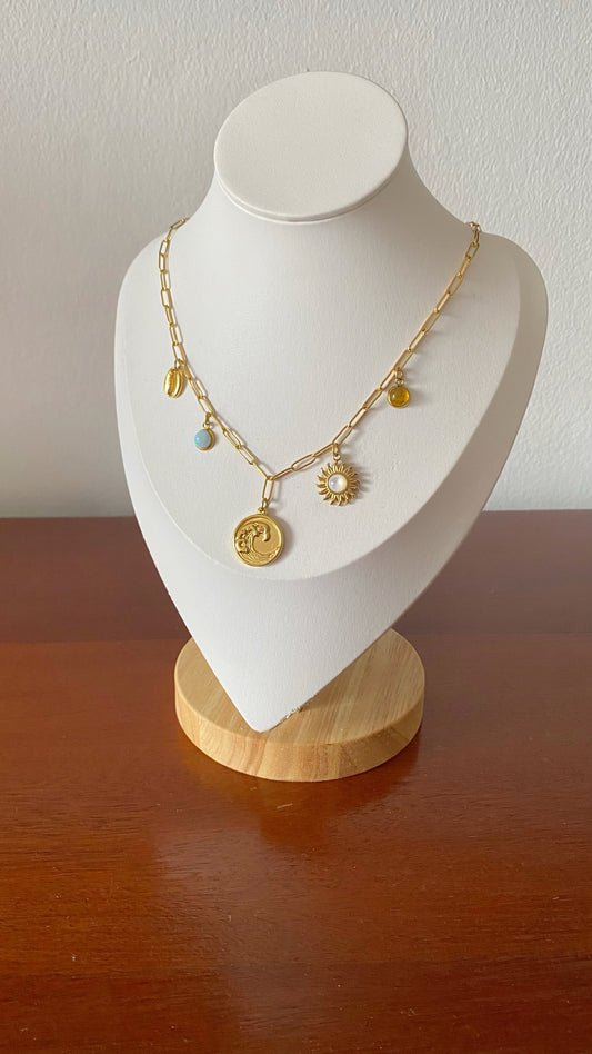 Cadena con ámbar, larimar, nácar y dijes marinos