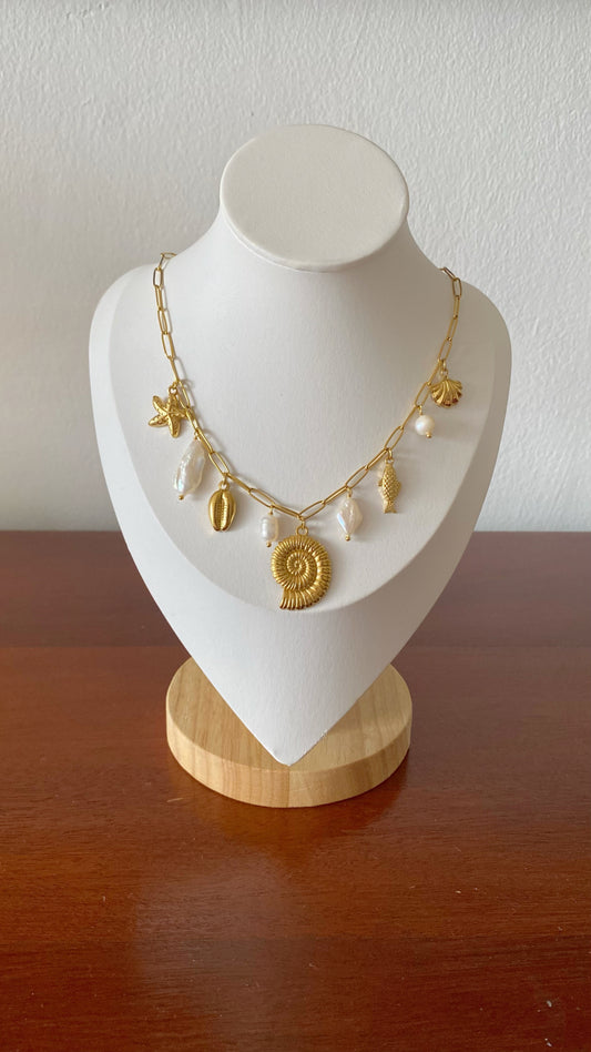Cadena con perlas y dijes marinos