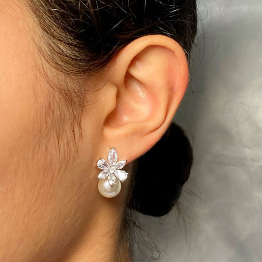 arete flor perla zirconia