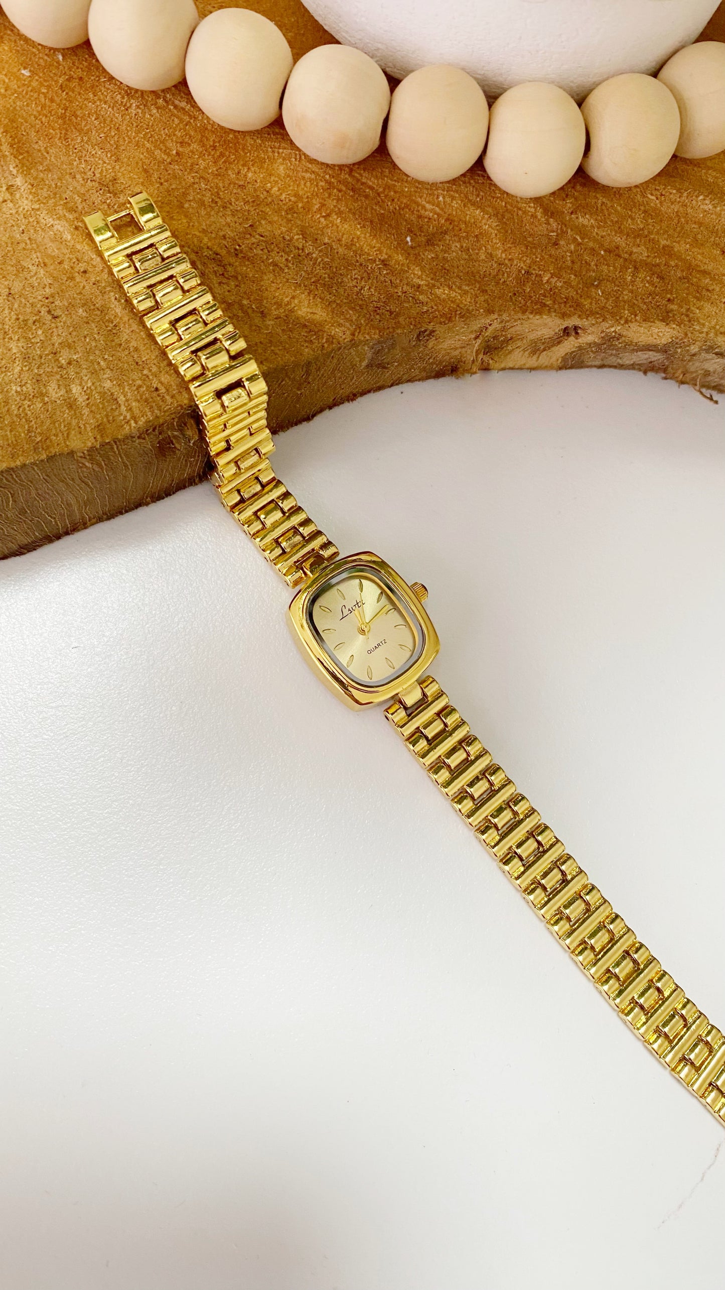 Reloj rectangular dorado