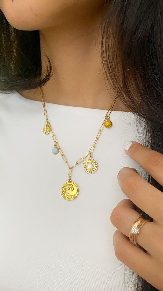 Cadena con ámbar, larimar, nácar y dijes marinos