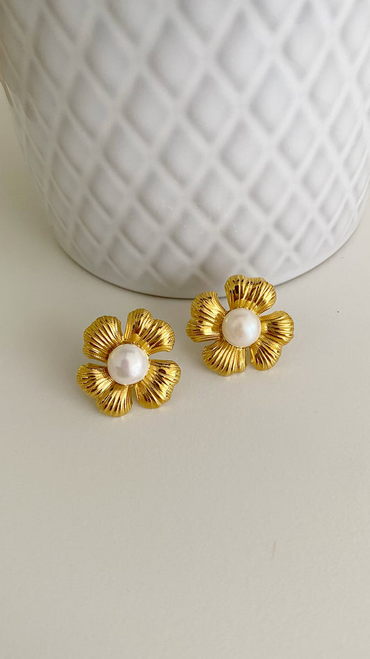 Aretes de flor con perla de río