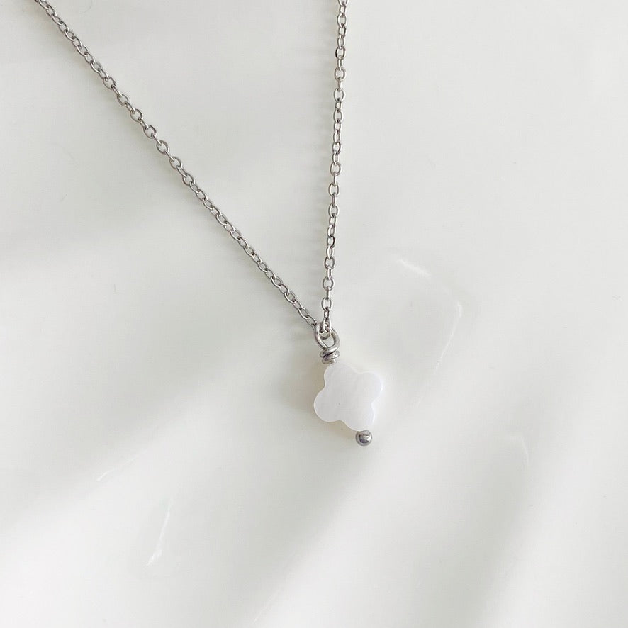 Cadena con dijes de nácar