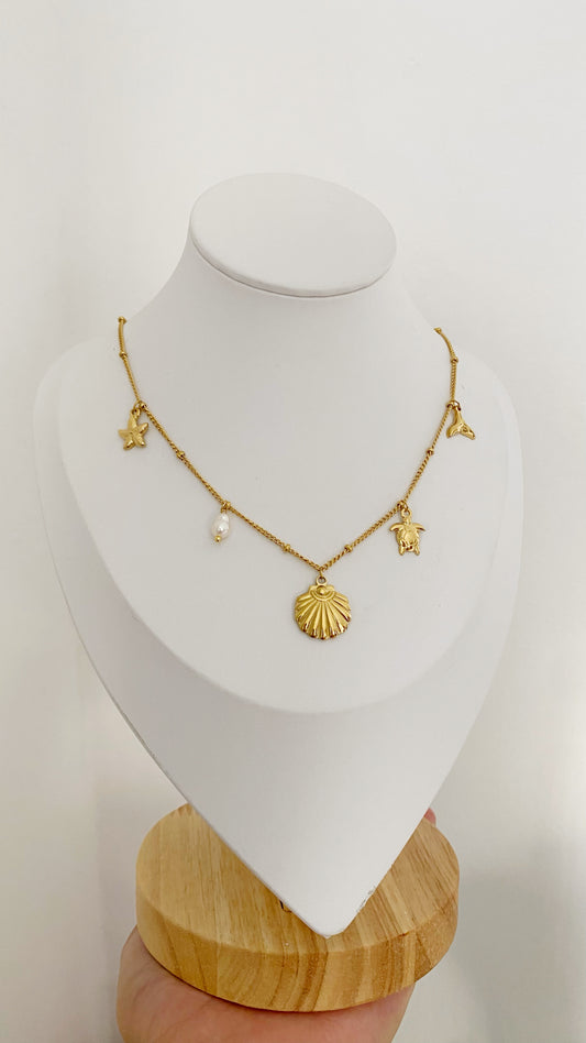 Cadena con perla de rio y dijes marinos