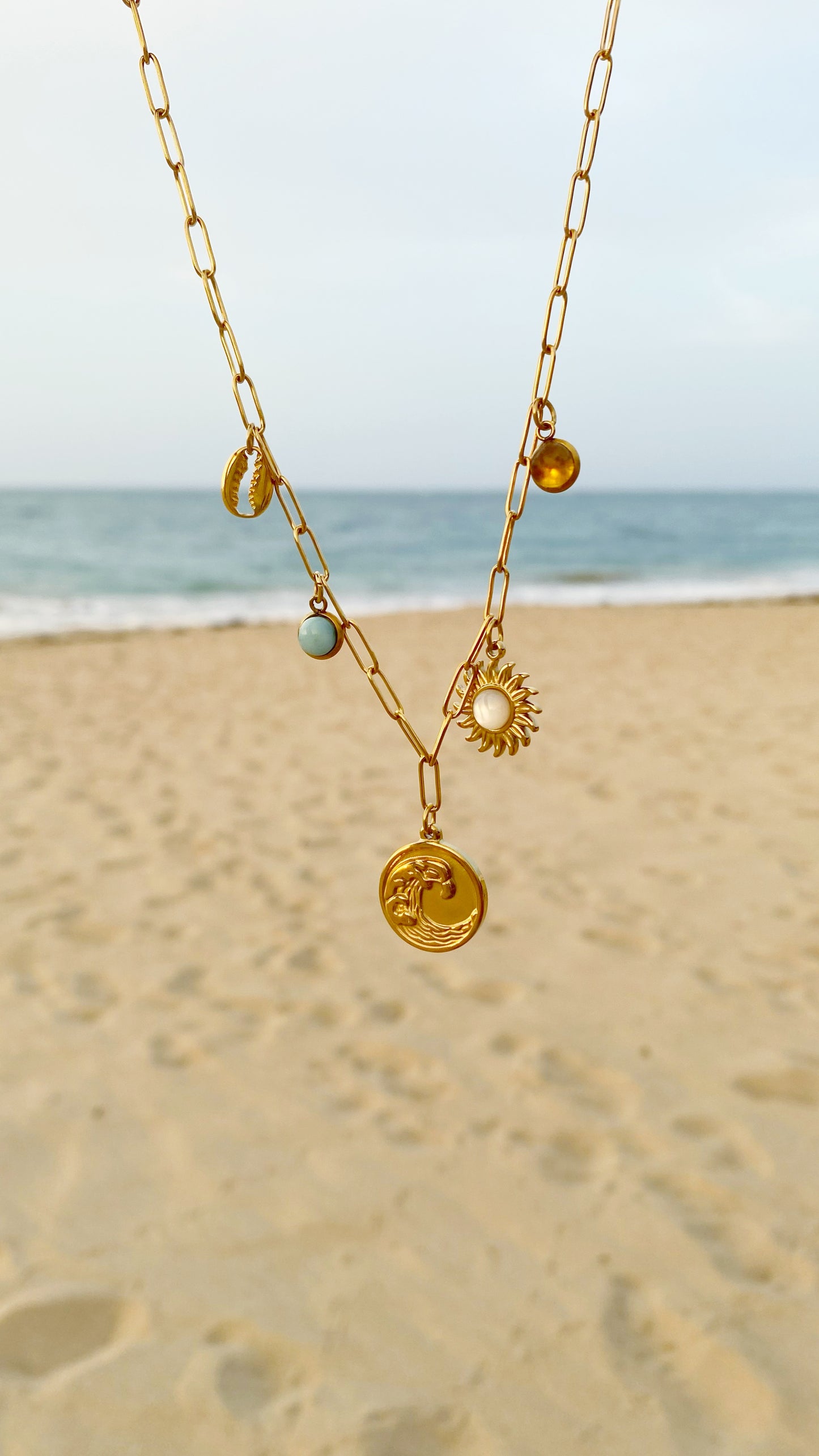 Cadena con ámbar, larimar, nácar y dijes marinos