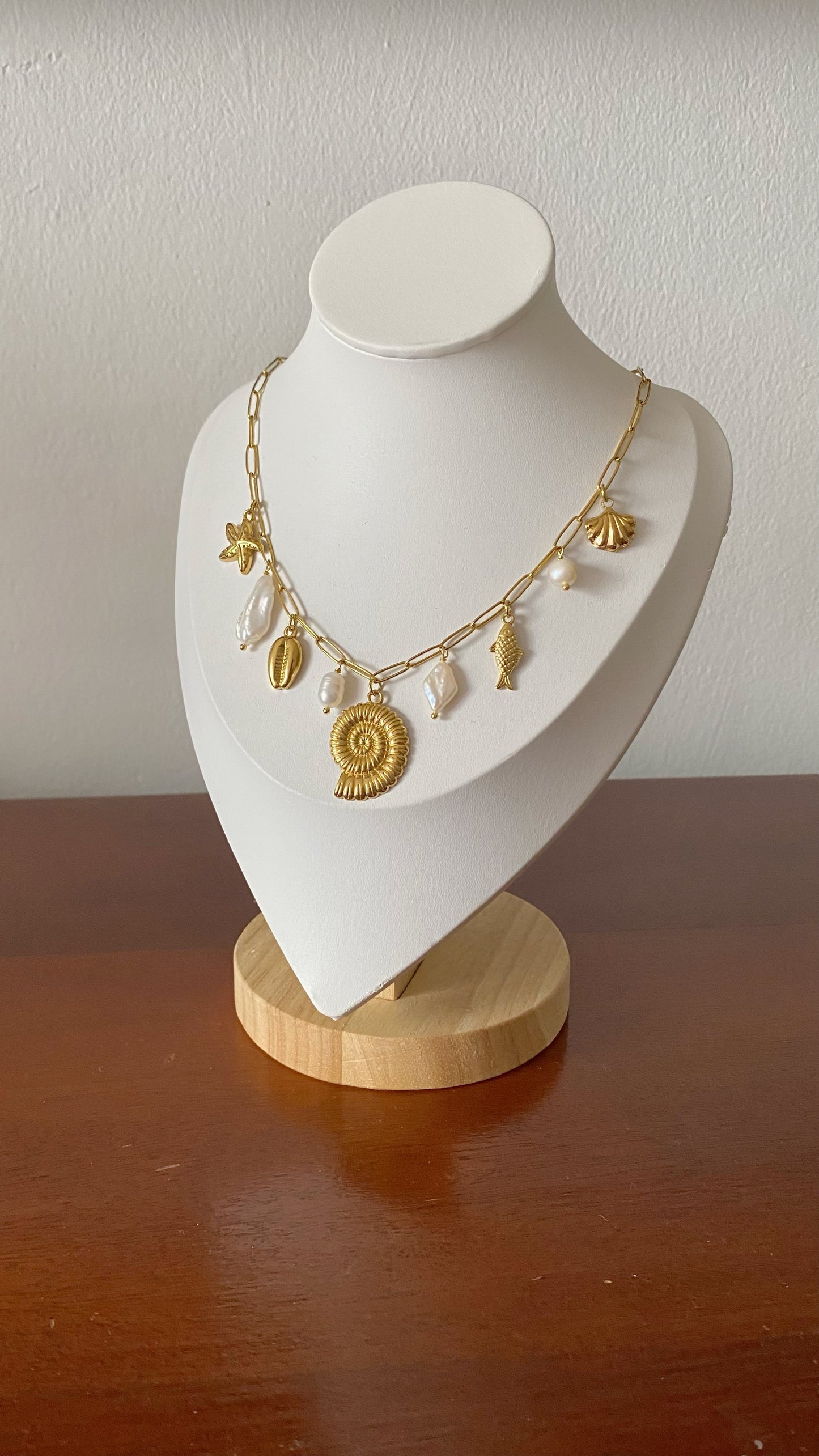 Cadena con perlas y dijes playeros