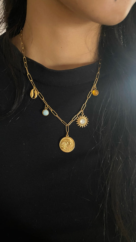 Cadena con ámbar, larimar, nácar y dijes marinos