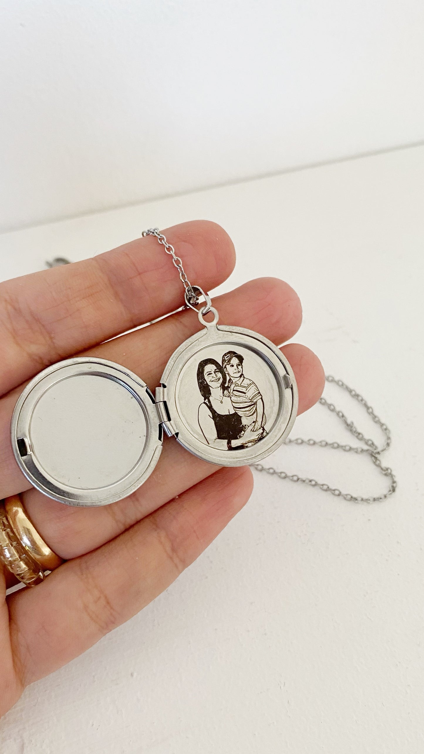 Cadena con relicario redondo grande personalizado
