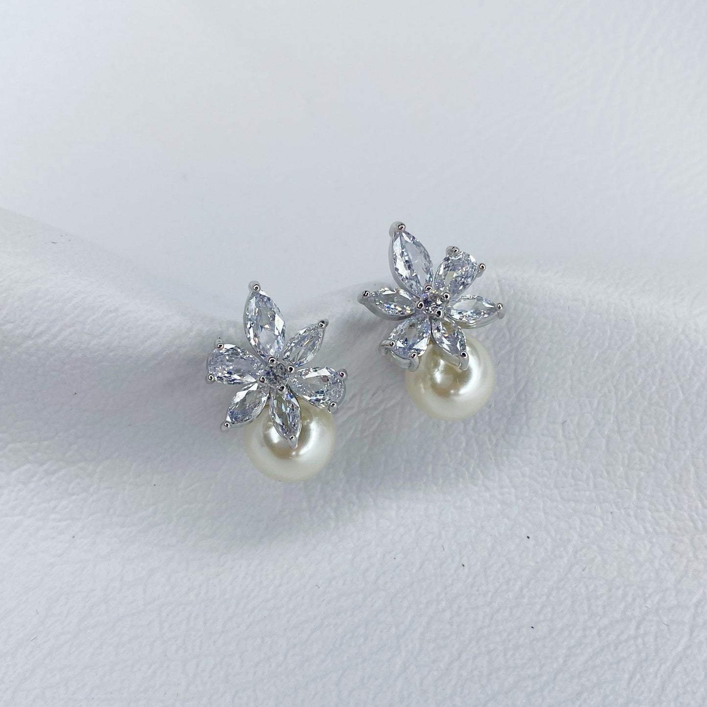Aretes de flor con zirconias y perla