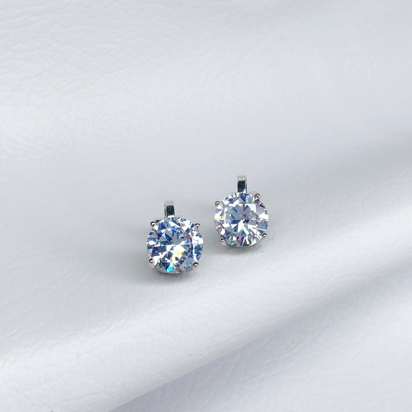 Aretes de zirconia blanca a presión