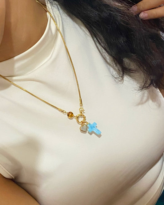 Cadena con cruz de larimar, ámbar y corazón con nácar