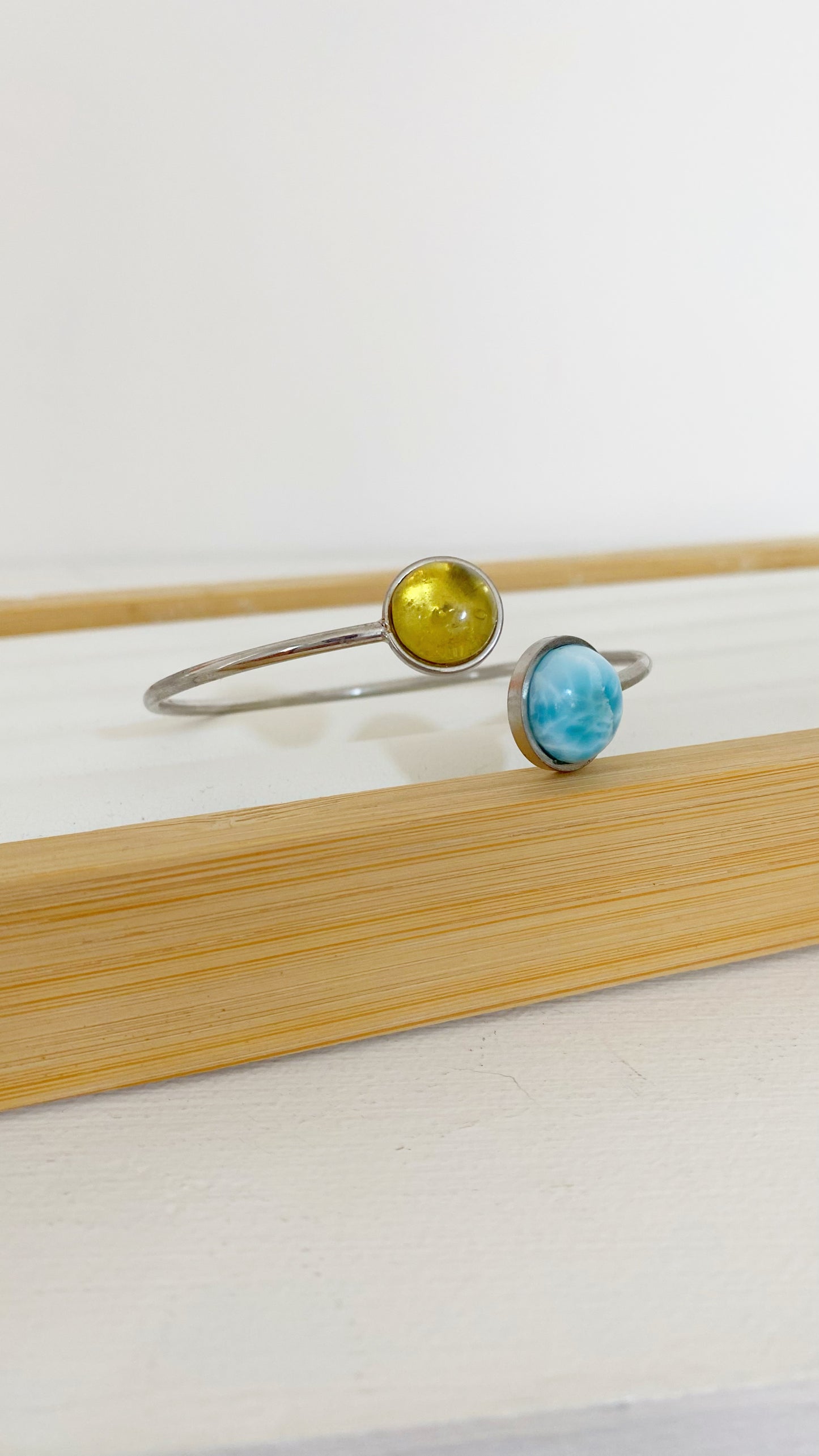 Brazalete ajustable con larimar y ámbar