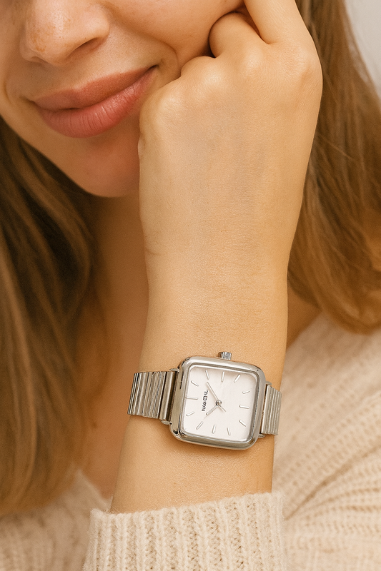 Reloj cuadrado plateado con blanco