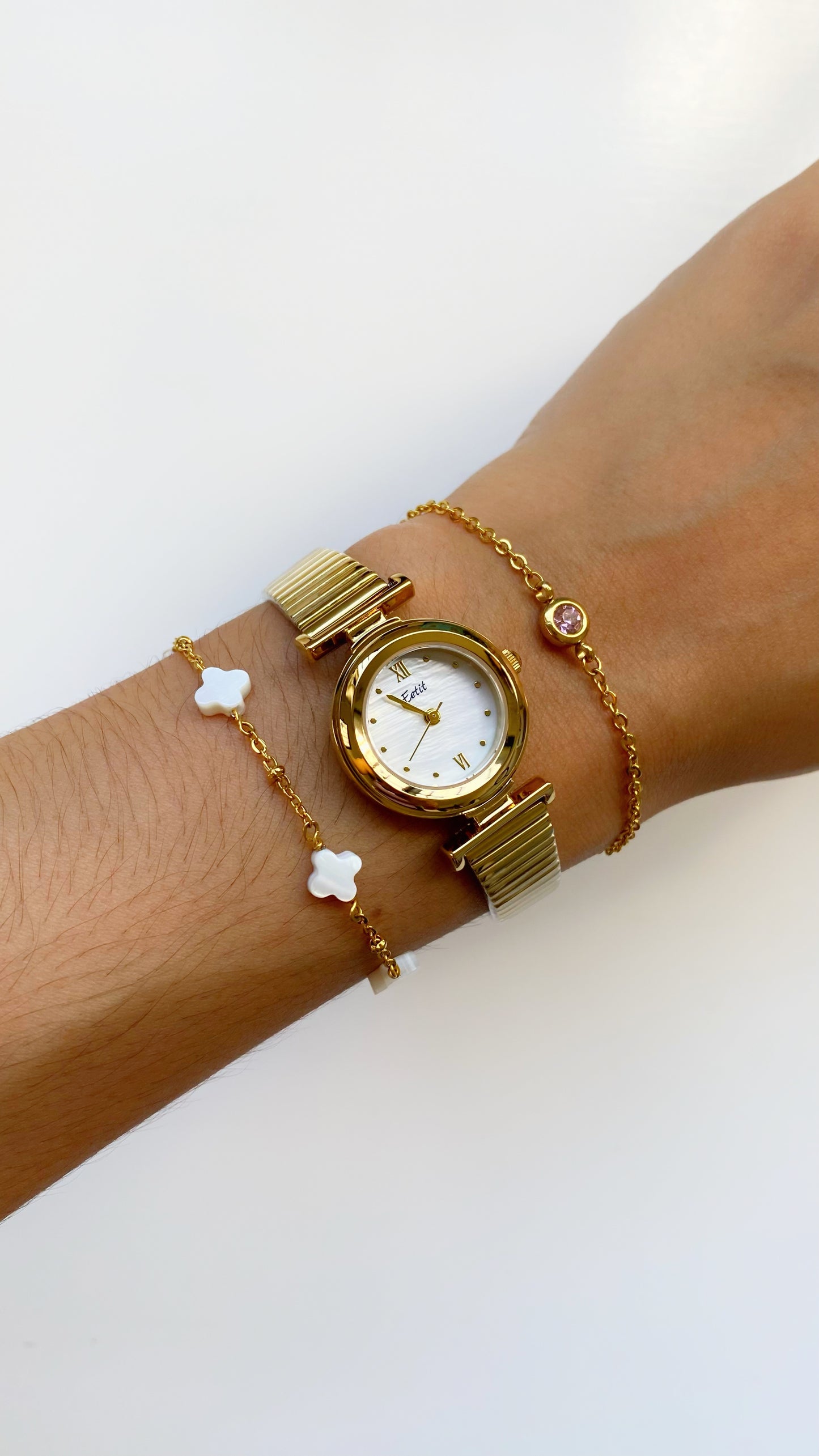 Reloj redondo dorado con nácar