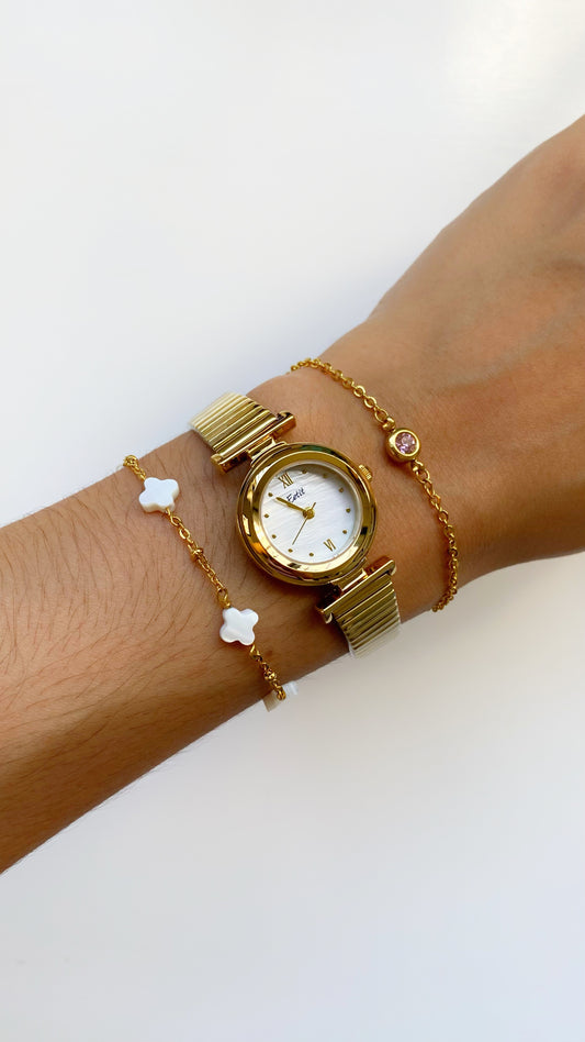 Reloj redondo dorado con nácar