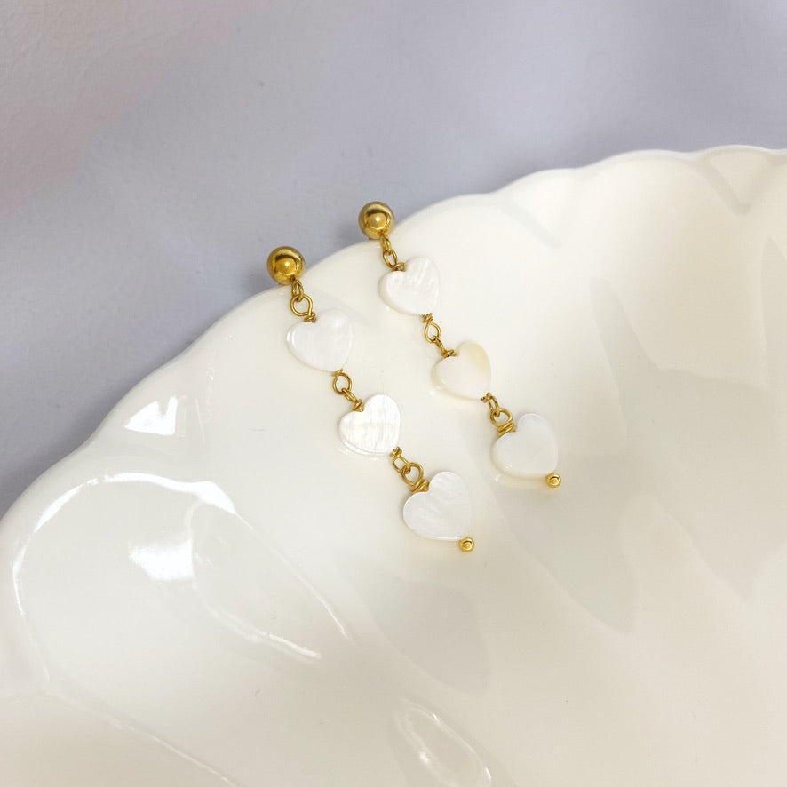 Aretes de corazones de nácar