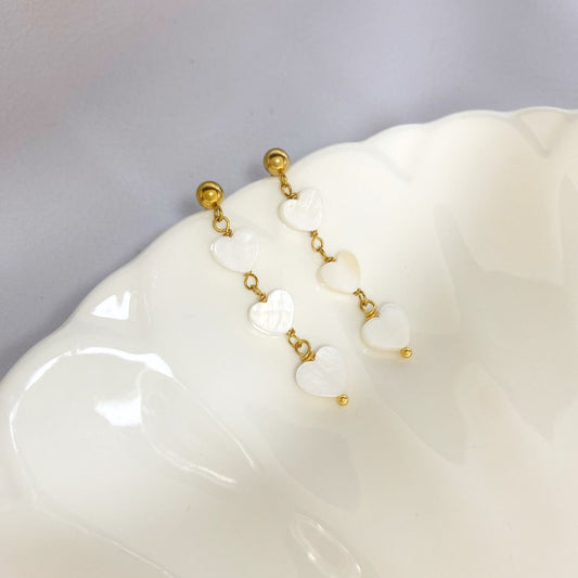 Aretes de corazones de nácar