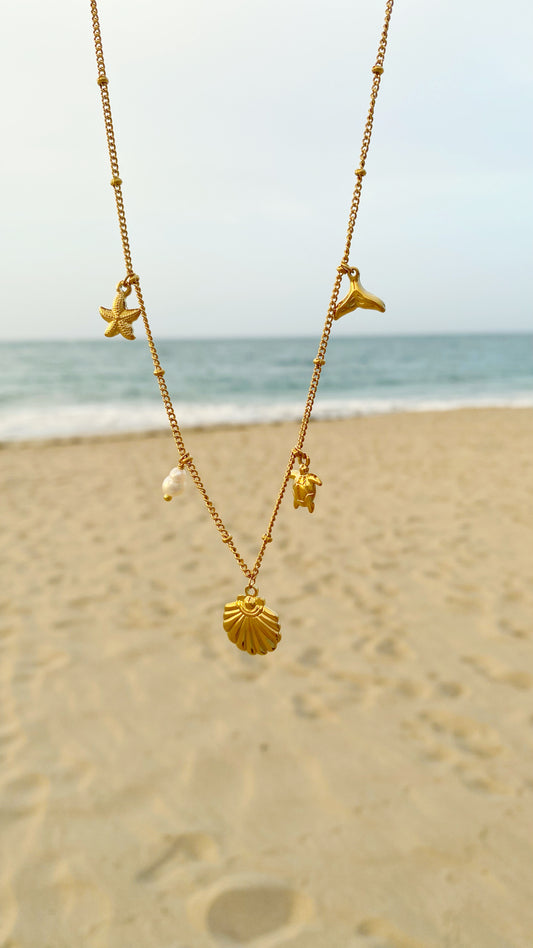 Cadena con perla de rio y dijes marinos
