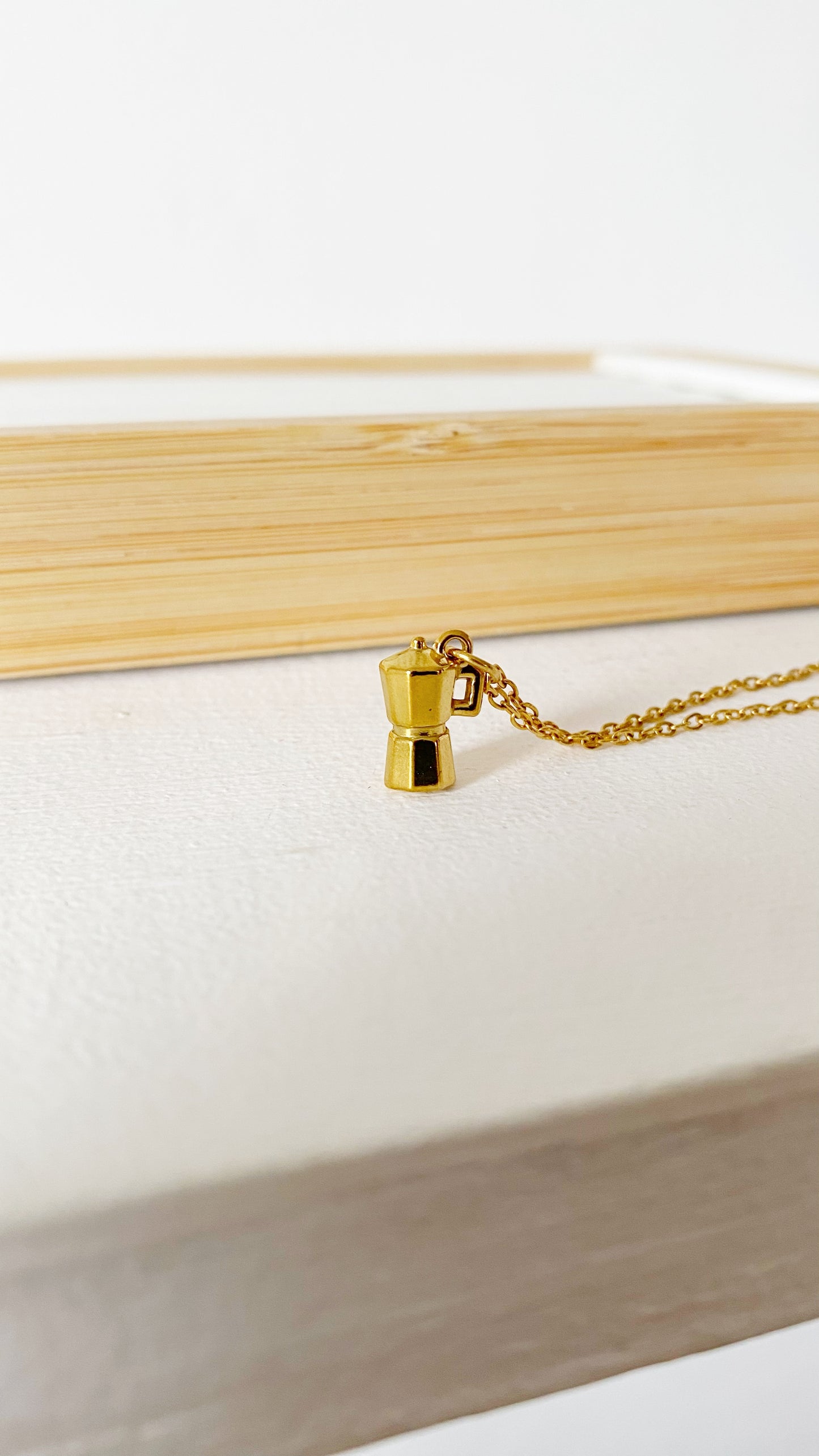 Cadena con greca de café