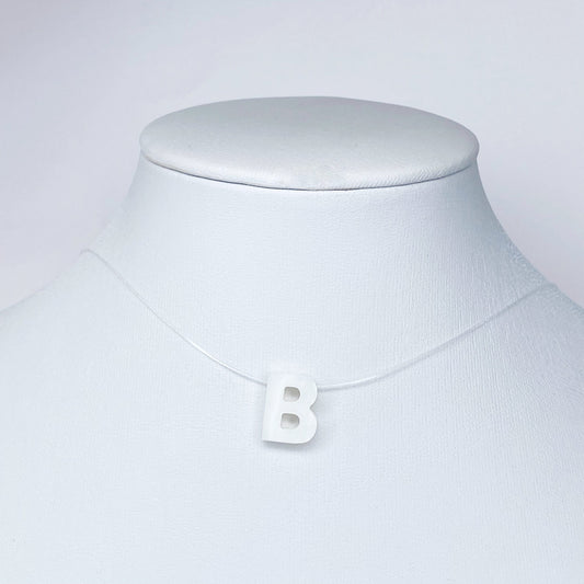 Collar de letra de nácar en hilo fantasma