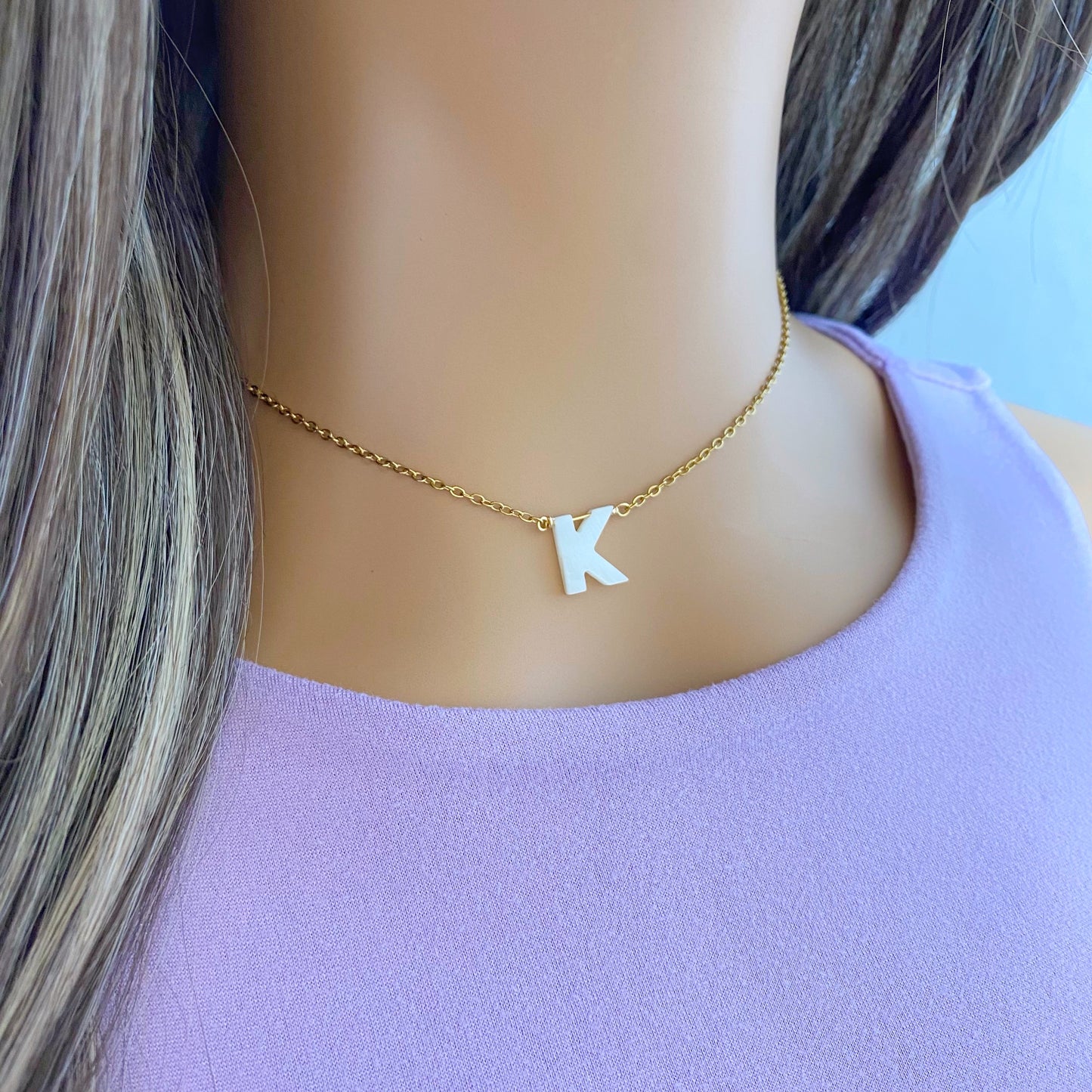 Cadena con letra en nácar