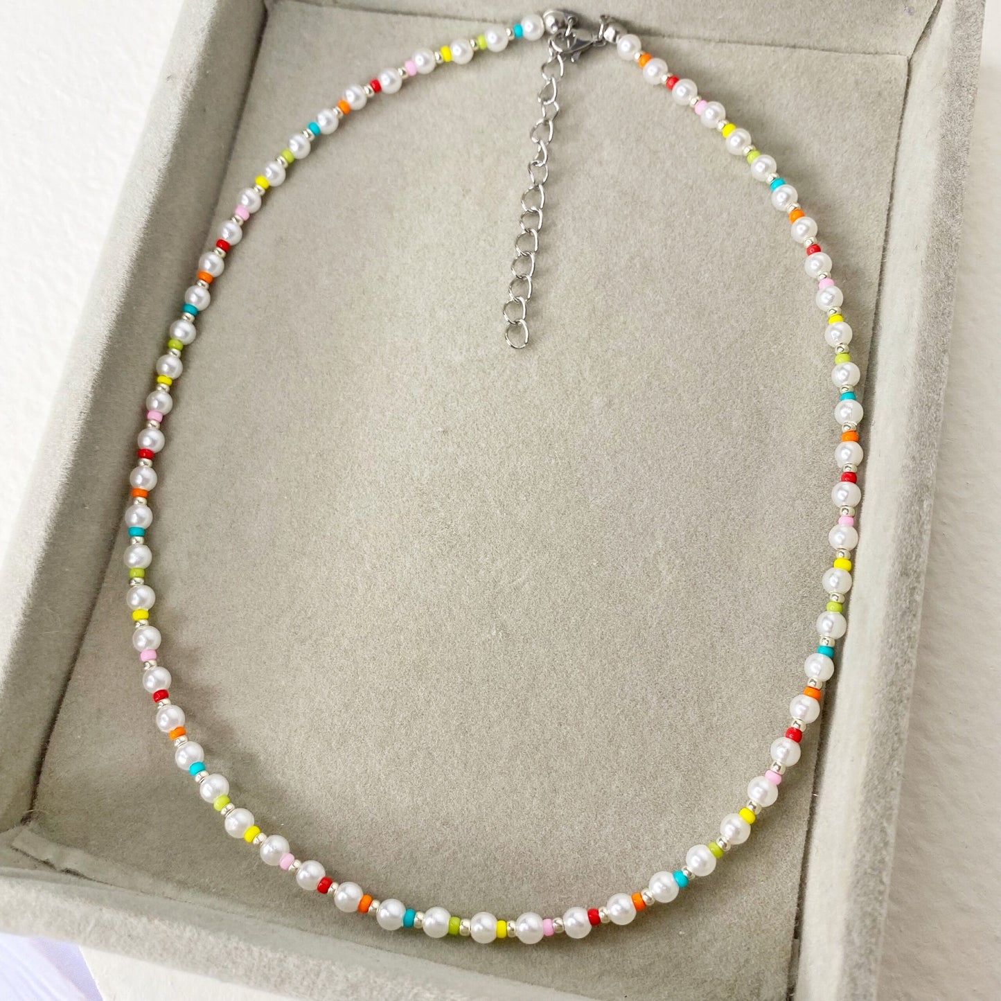 Collar de perlas con mostacillas coloridas