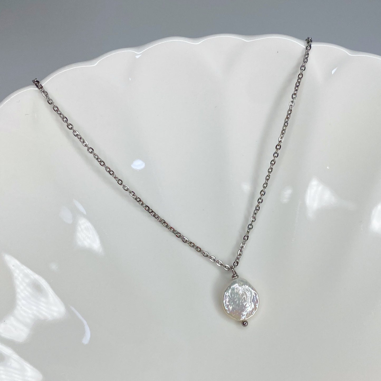Cadena con perla redonda irregular