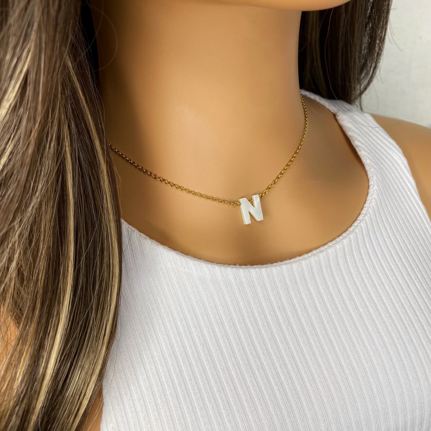 Cadena con letra en nácar