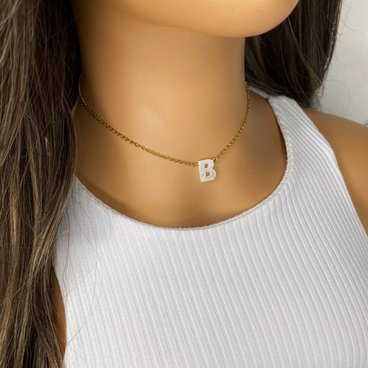 Cadena con letra en nácar