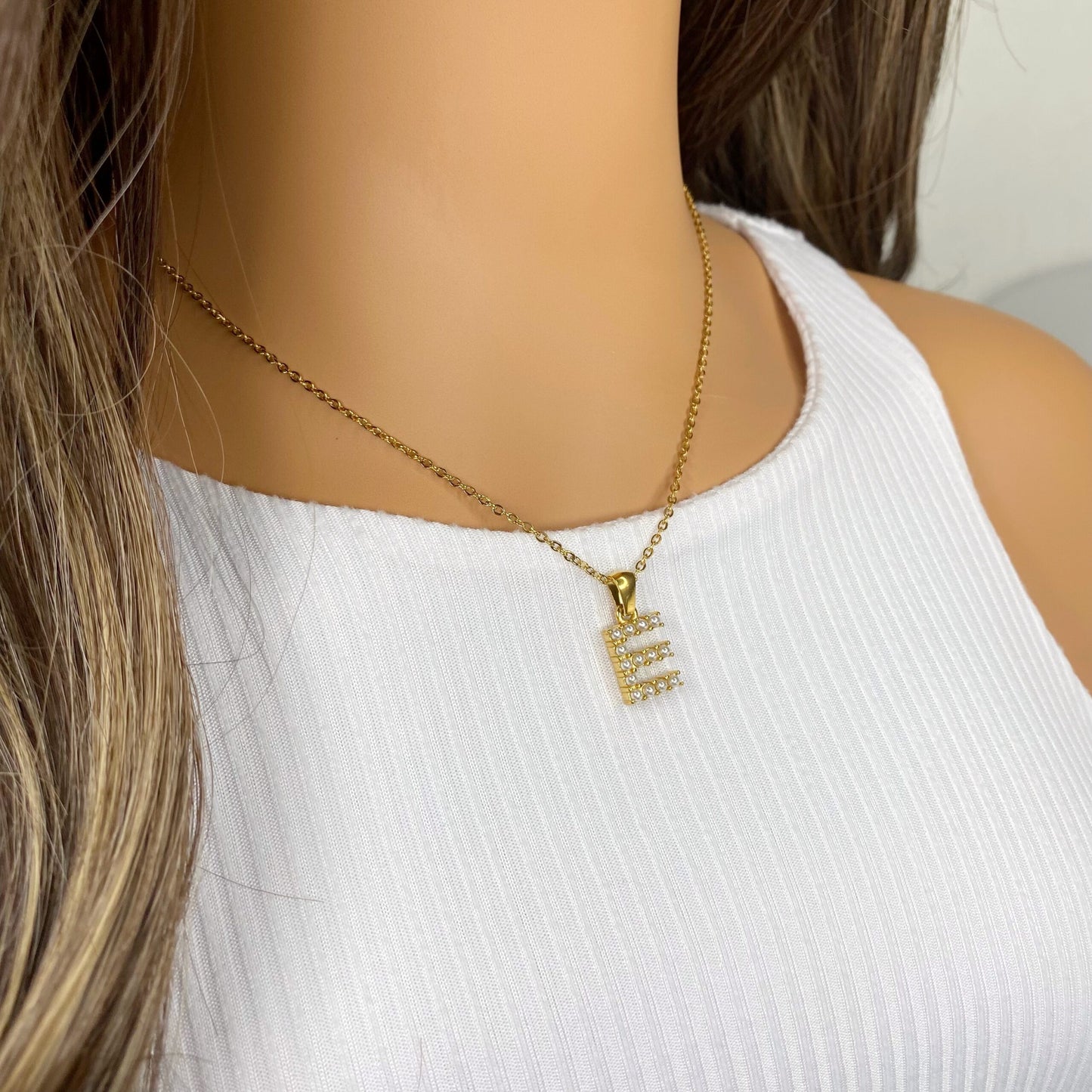 Cadena con letra de perlitas