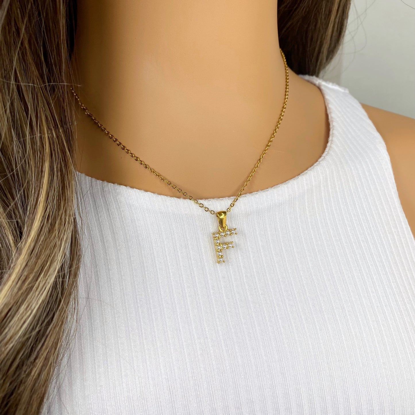 Cadena con letra de perlitas