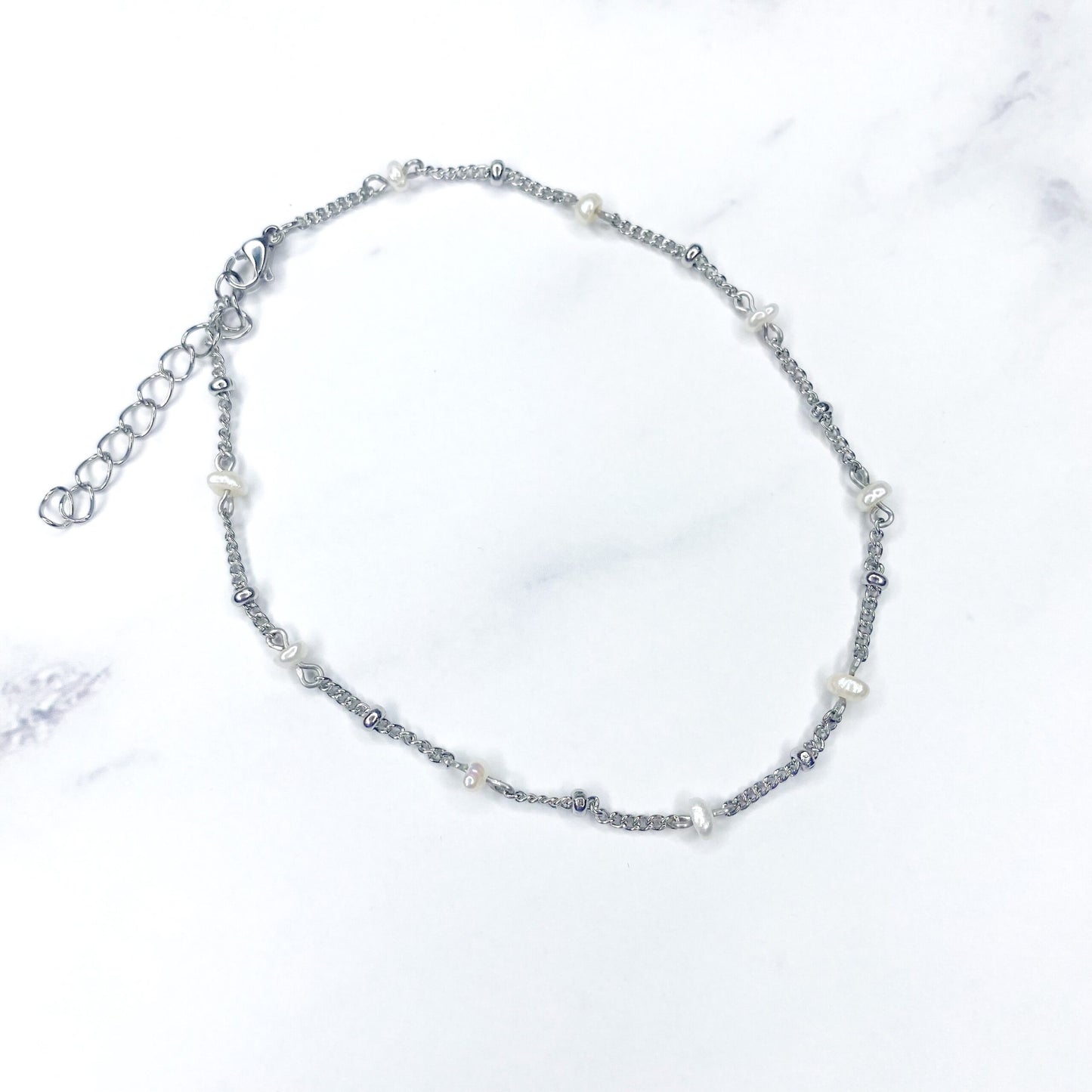 Tobillera de perlas con cadena satelite