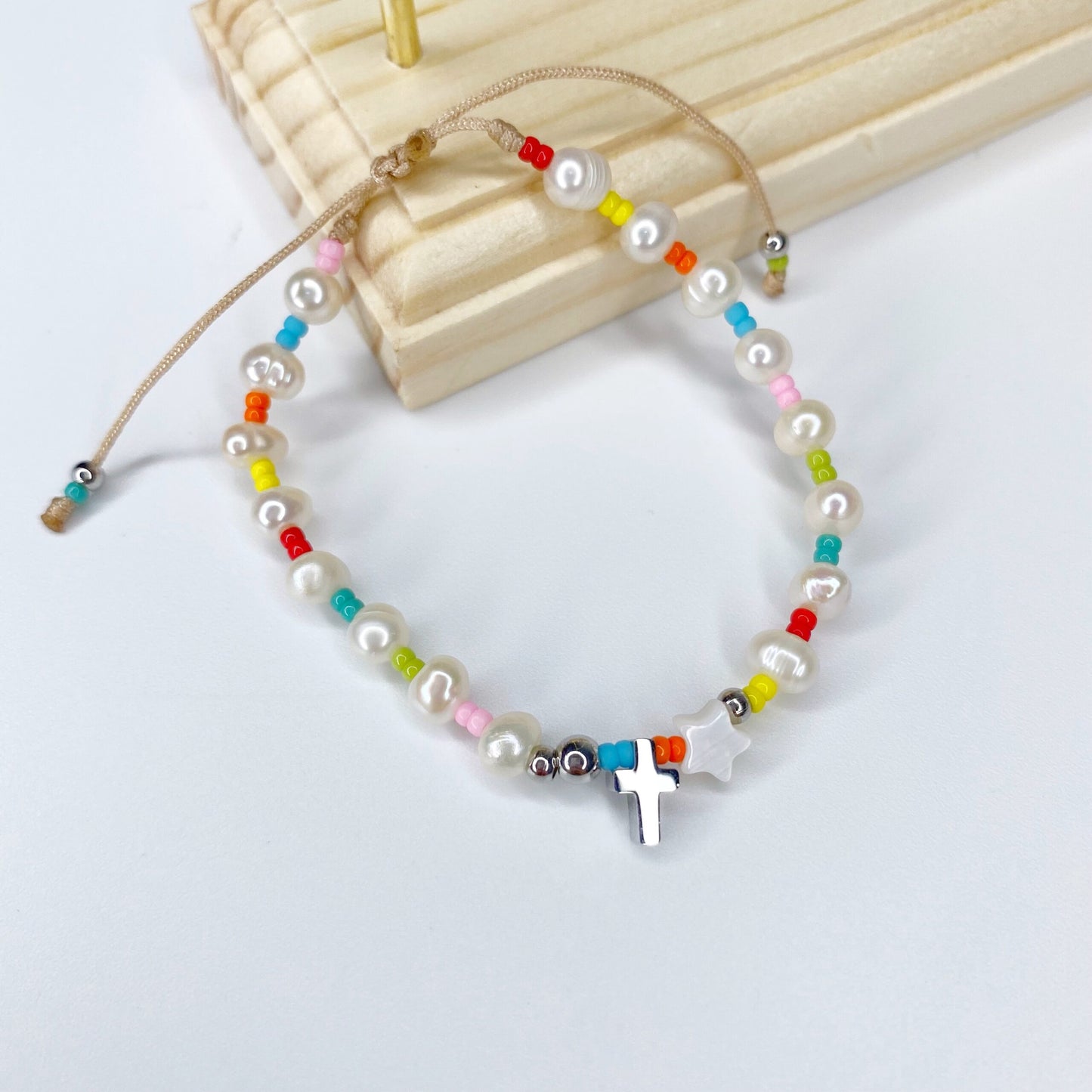 Pulsera de cruz y estrella de nácar con perlas de rio y mostacillas