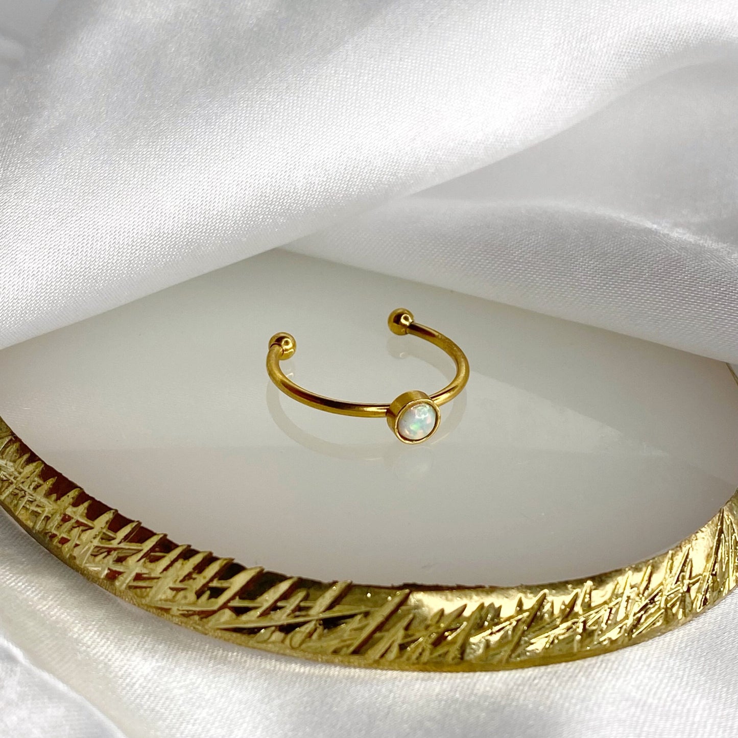 Anillo de ópalo sintético