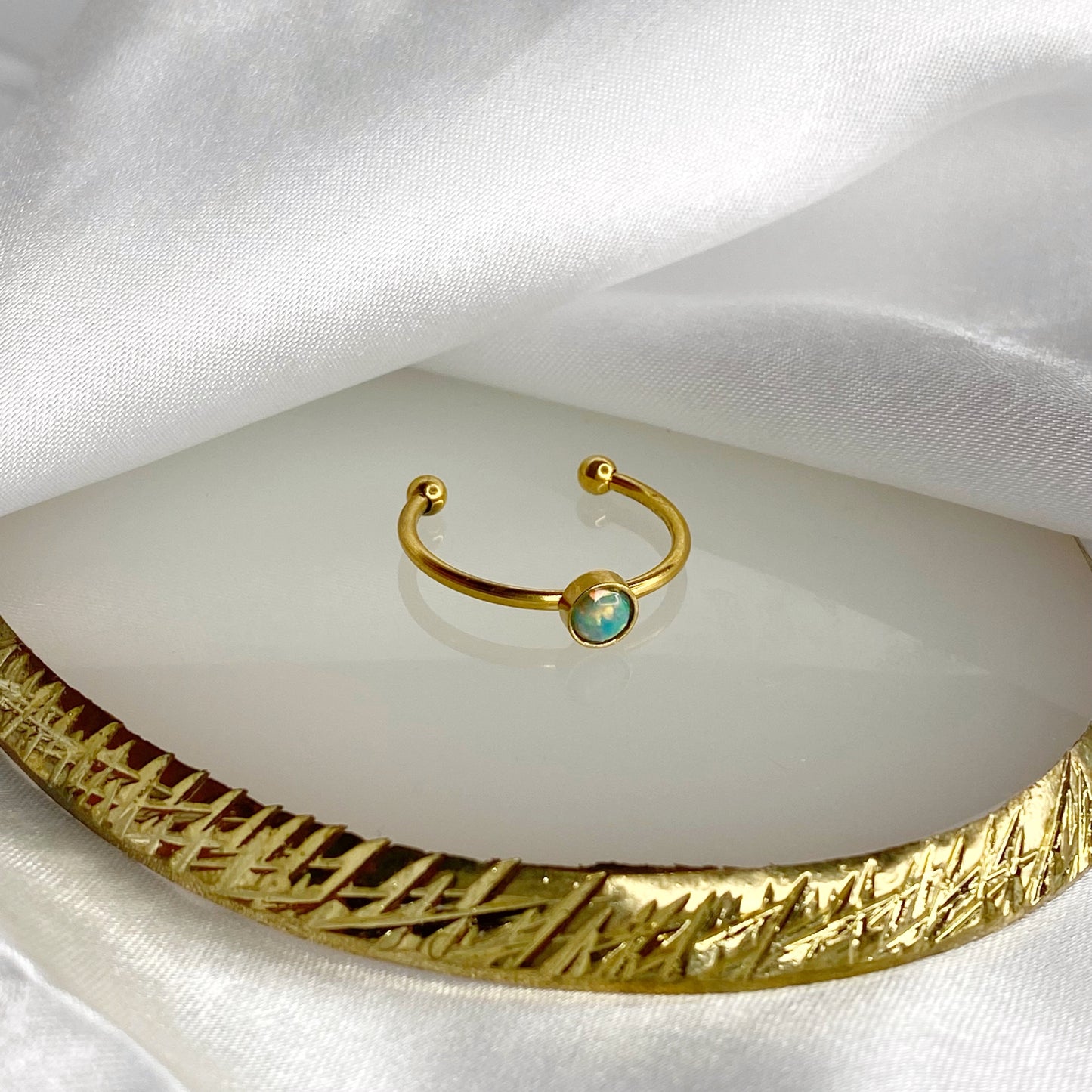Anillo de ópalo sintético