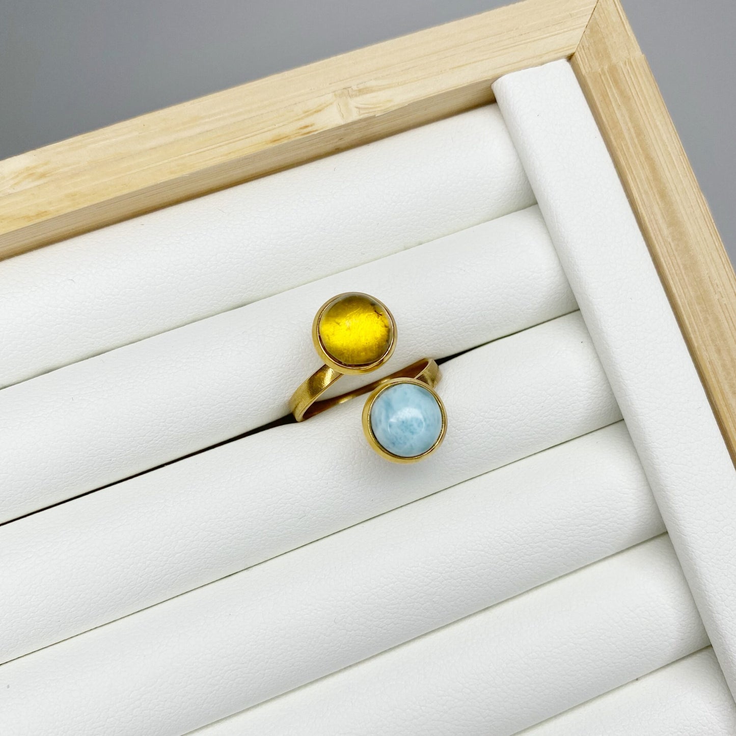 Anillo de larimar y ámbar