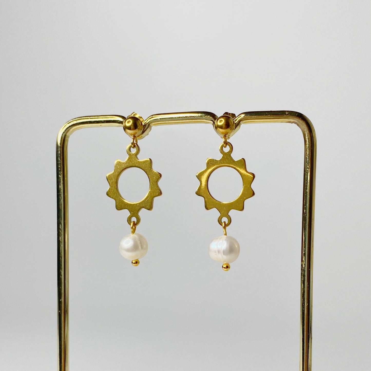 Aretes de sol con perlas