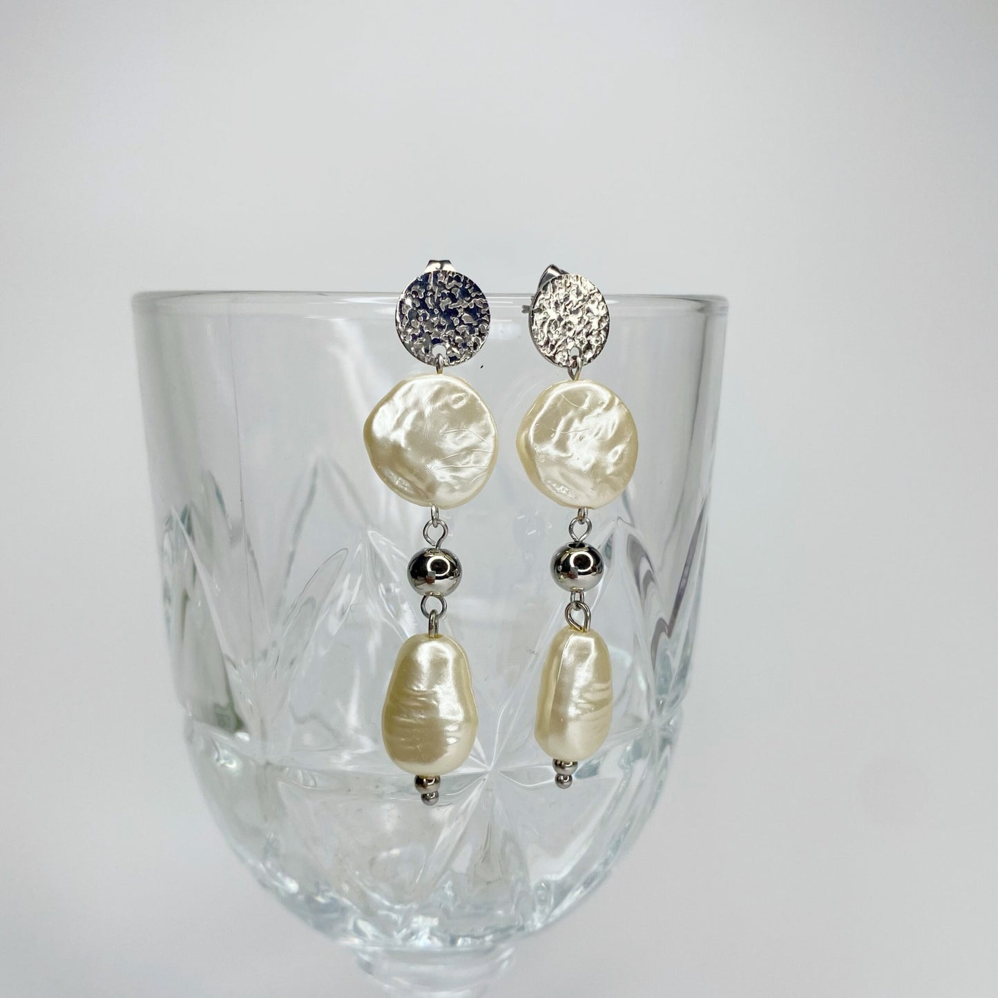 Aretes de perla redonda y de gota con bolas