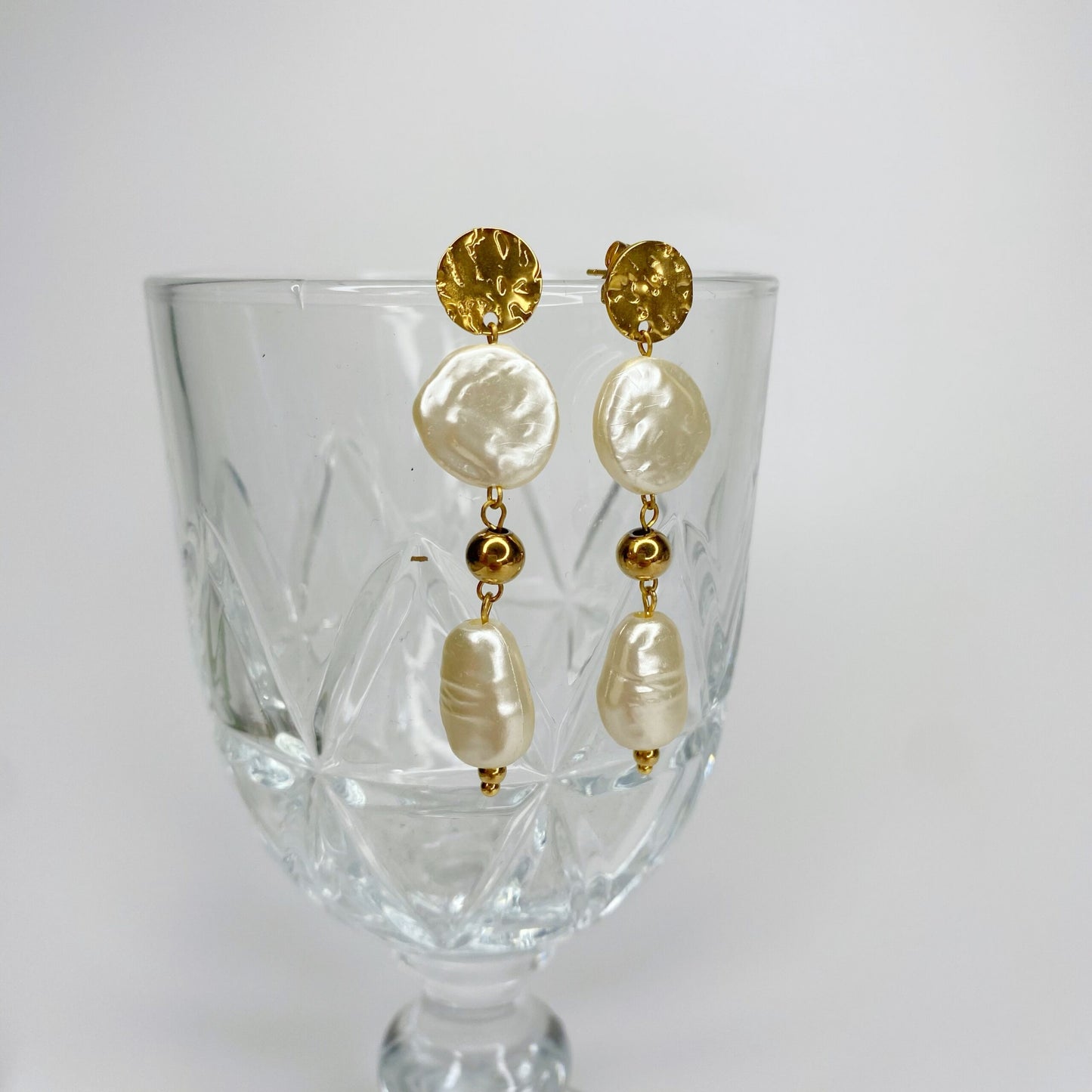 Aretes de perla redonda y de gota con bolas
