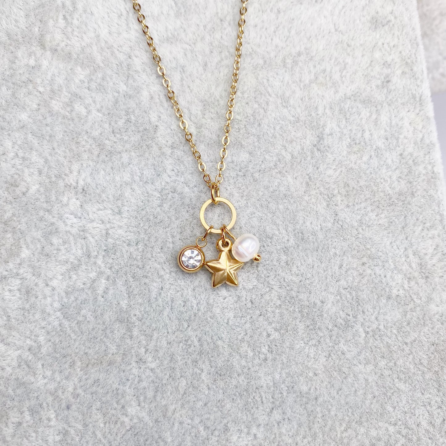 Cadena con estrella, perla y zirconia