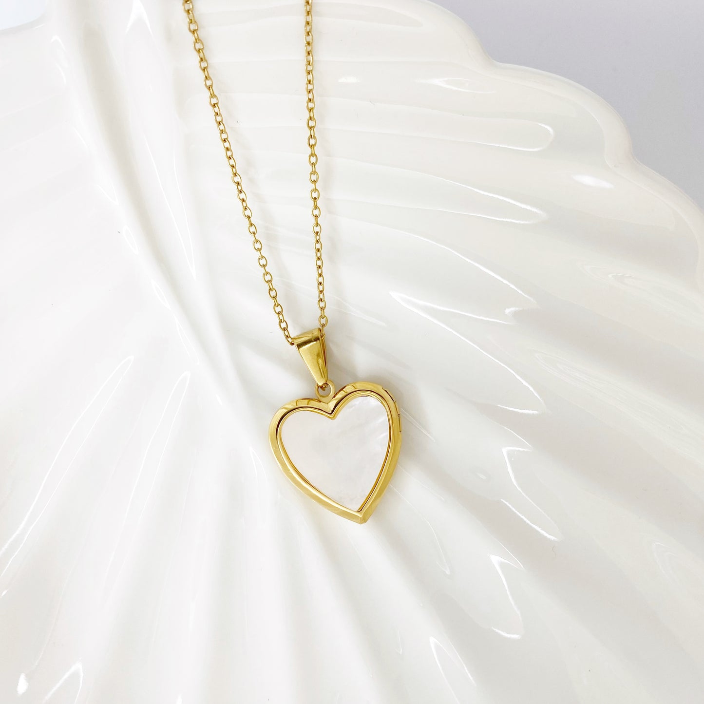 Cadena con relicario de corazón con nácar personalizado