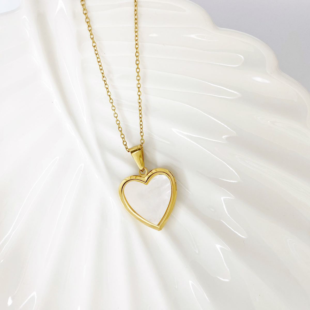 Cadena con relicario de corazón con nácar personalizado