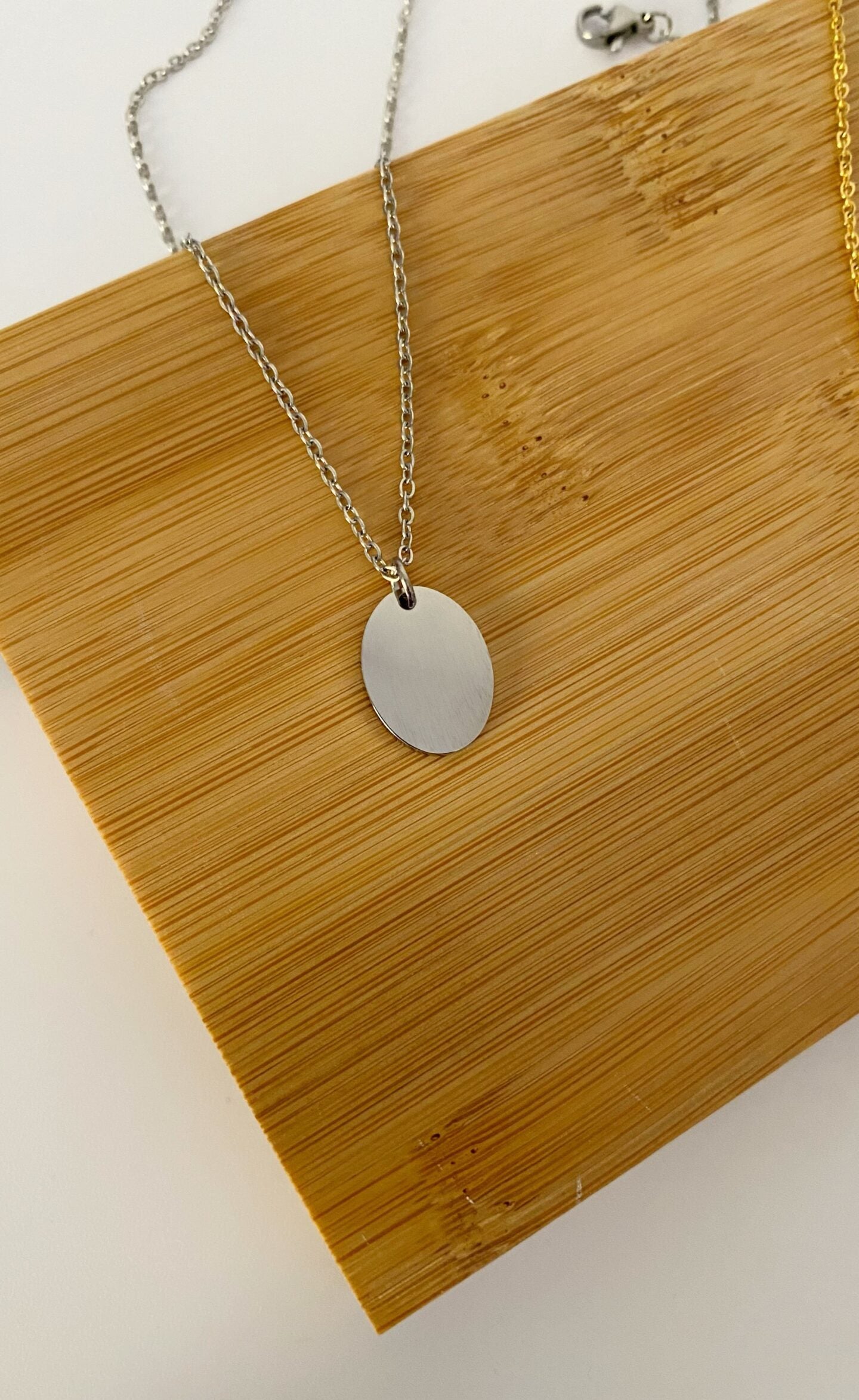 Cadena con placa ovalada personalizada