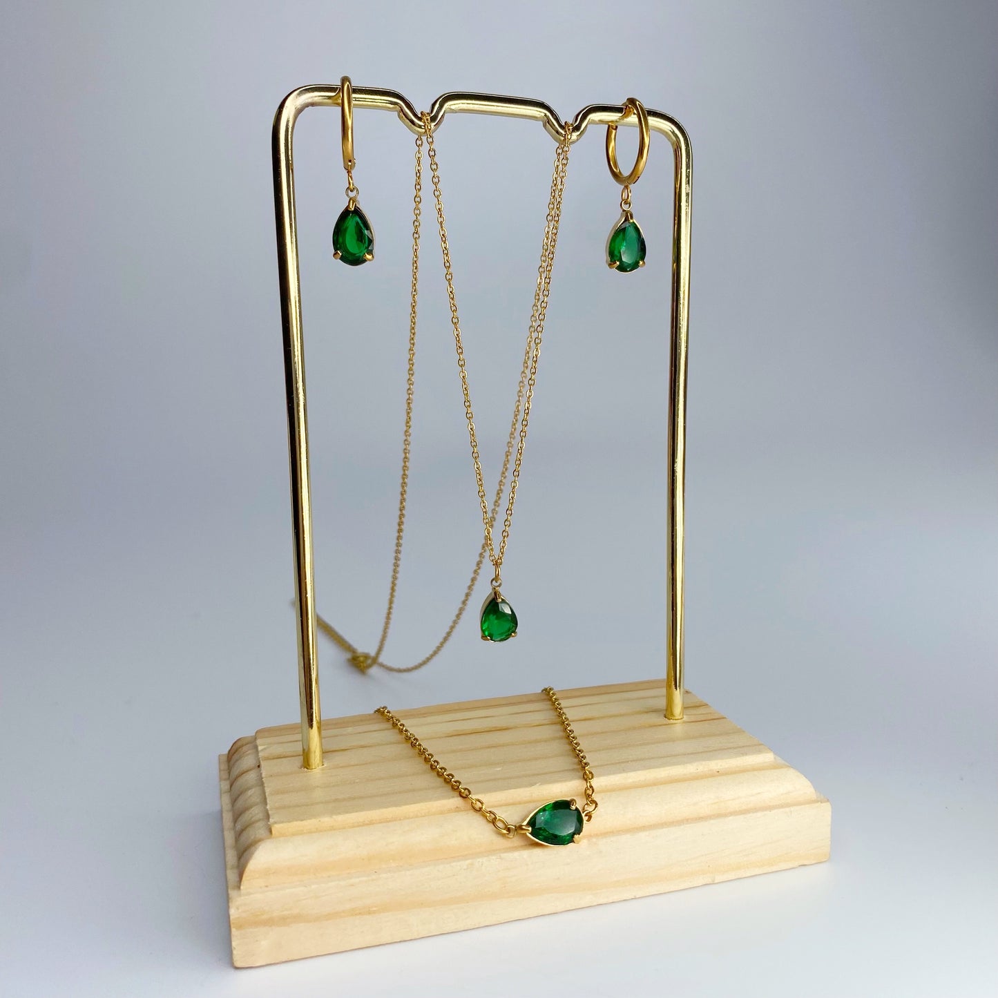 Argolla con gota de zirconia esmeralda