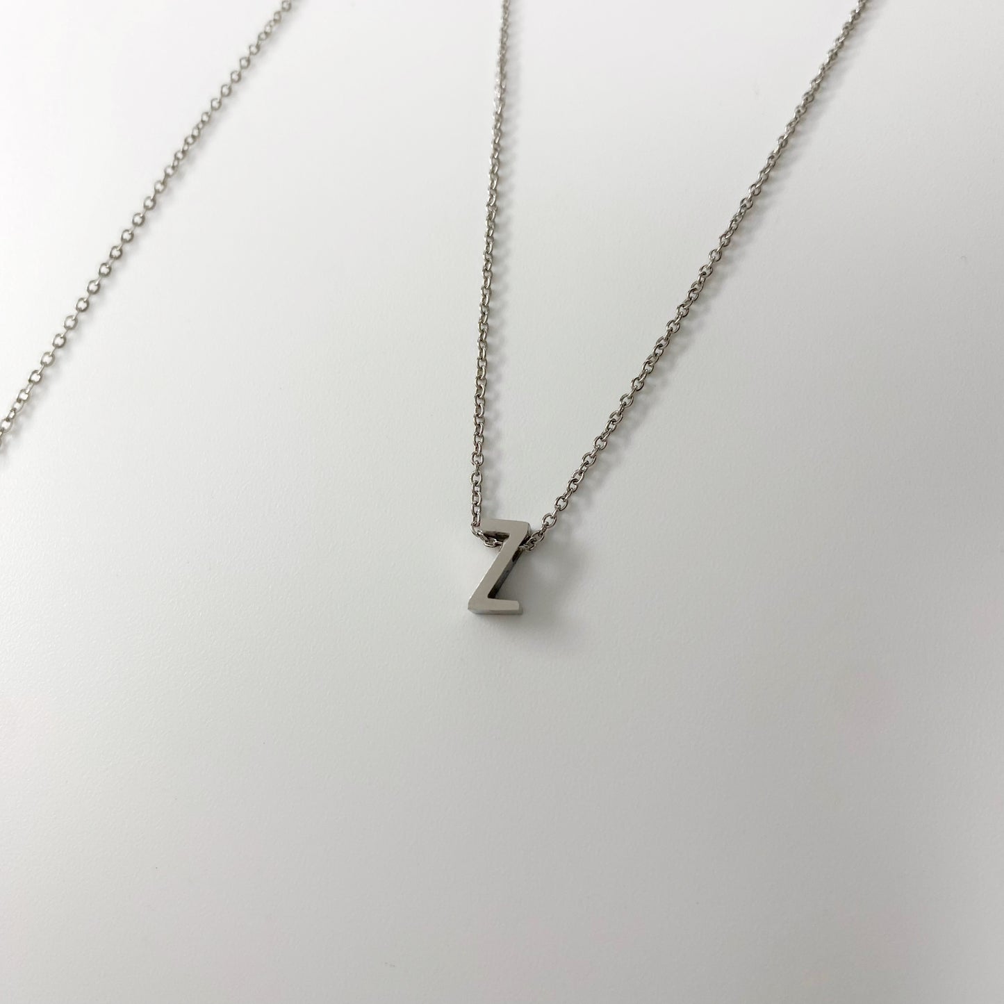 Cadena con letra pequeña