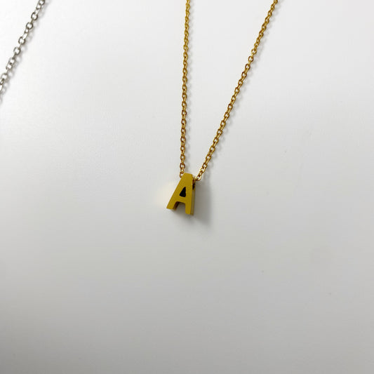 Cadena con letra pequeña
