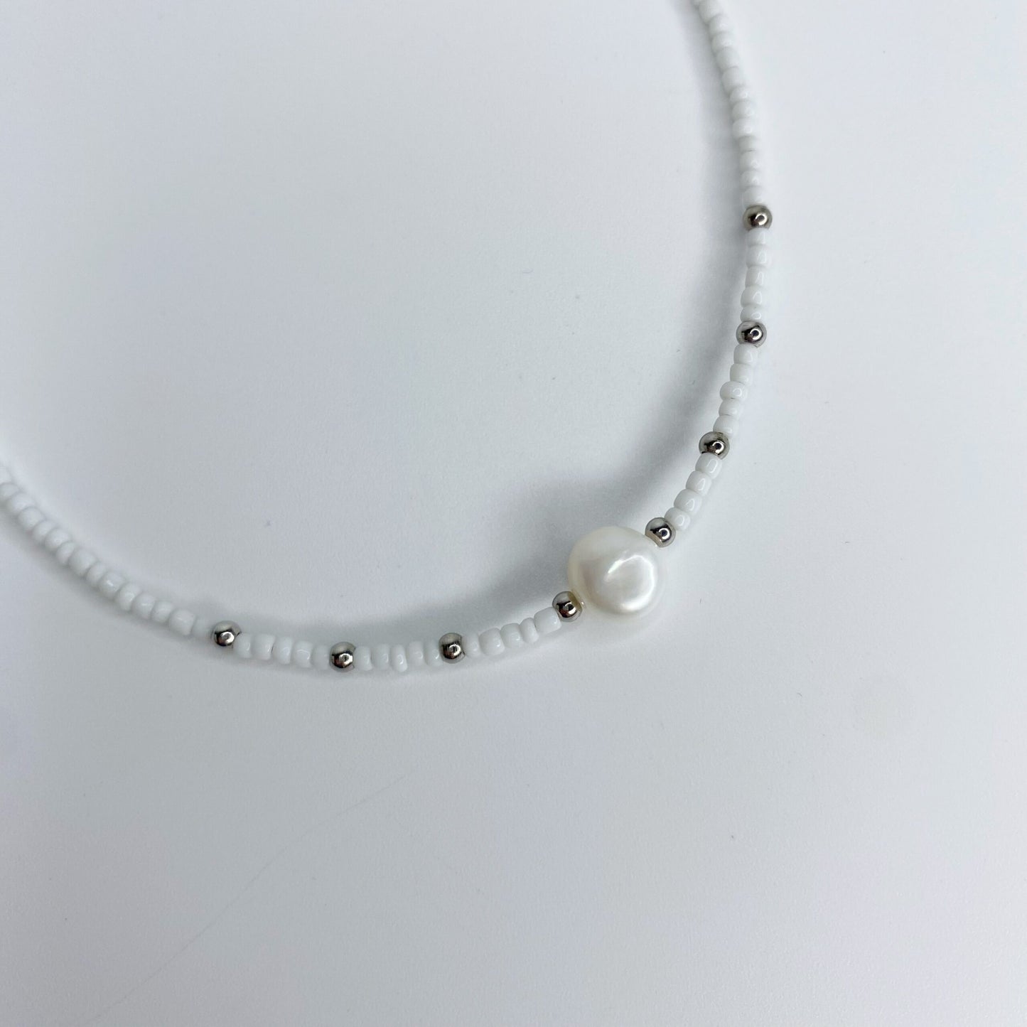 Collar de mostacillas blancas con perla